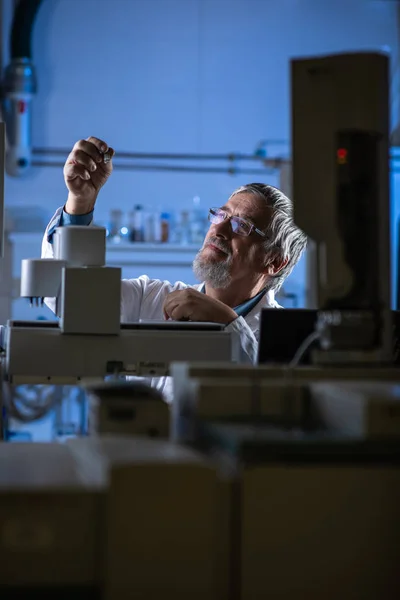 Ανώτερος επιστήμονας σε ένα εργαστήριο χημείας που διεξάγει έρευνα — Φωτογραφία Αρχείου