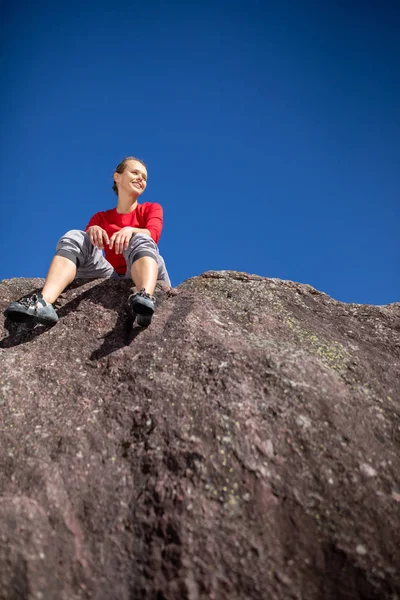 Jeune grimpeuse au sommet d'un rocher naturel à l'extérieur — Photo