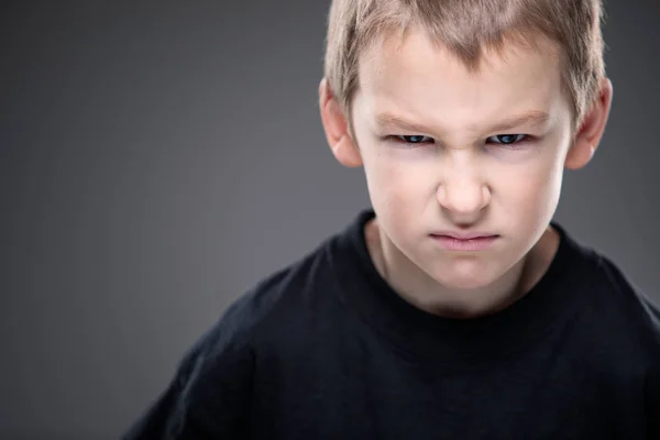 Cargas de agressão em um menino — Fotografia de Stock