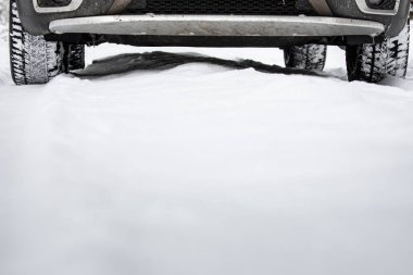 Kış karlı bir yolda hızlı giden araba.