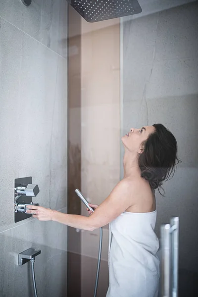 Žena si dlouhou horkou sprchu mýt vlasy — Stock fotografie
