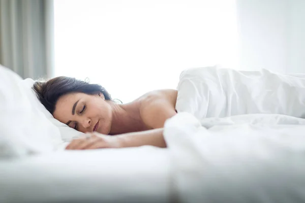 Schöne junge Frau schläft im Bett — Stockfoto