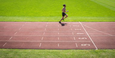 Runner üzerinde bir yarış birinciliğine bir koşu parkuru 