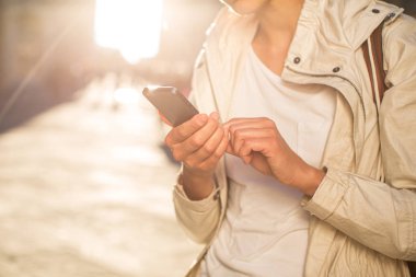 Genç kadın ileti kullanarak/app akıllı telefonda