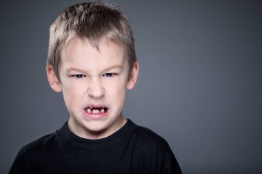 Küçük bir çocukta bir sürü saldırganlık