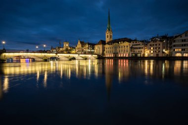 Zürih, İsviçre - Limmat nehri manzaralı eski kasaba