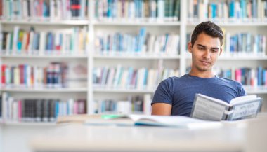 Kütüphanedeki Öğrenciler