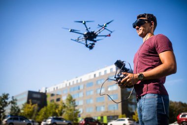 Yakışıklı genç adam açık havada bir drone uçan 