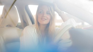 Güzel, Genç kadın araba kullanıyor-seyahat daveti