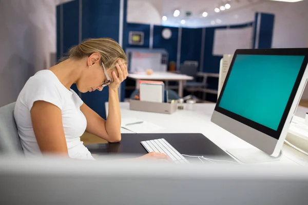 Overworked/burnout office employe at her computer, — Stock Photo, Image