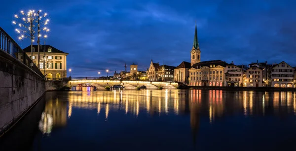 Zurich, Suiza - vista del casco antiguo con el río Limmat —  Fotos de Stock