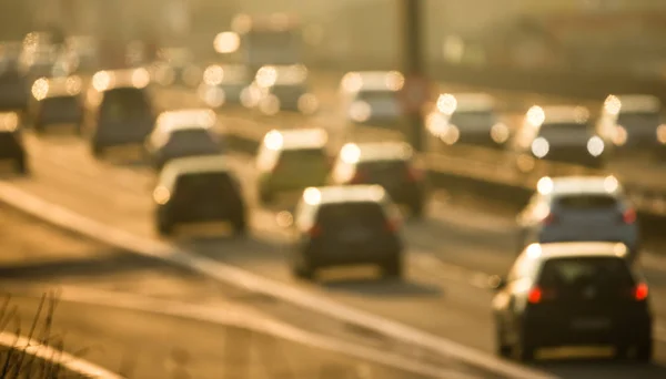 Coches que van muy lentamente en un atasco de tráfico durante la mañana rushhour — Foto de Stock