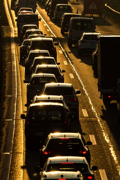 車の交通に非常にゆっくり行く朝込み合う時間中にジャムします。 — ストック写真