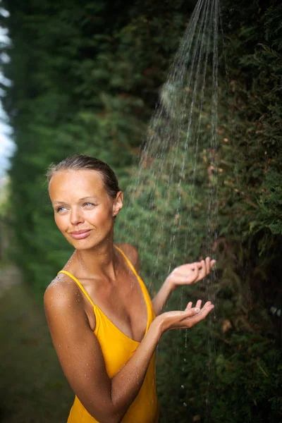 Schöne junge Frau unter der Dusche im Freien — Stockfoto