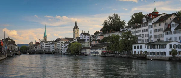 Vue aérienne du centre-ville de Zurich avec la célèbre église Saint-Pierre — Photo