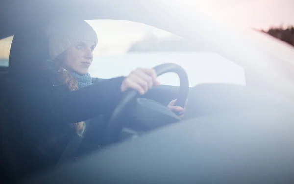 Kobieta prowadząca samochód — Zdjęcie stockowe