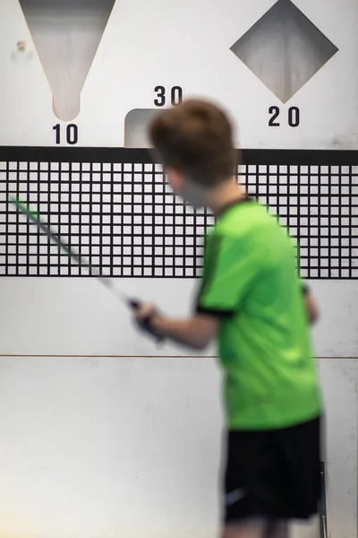Joven niño practicando bádminton precisa servir utilizando objetivos —  Fotos de Stock