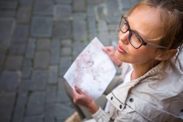 华丽的女游客，用一张地图，发现一个陌生的城市 — 图库照片