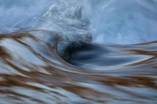 Flusswasser Fließt Mit Licht Das Seine Oberfläche Reflektiert — Stockfoto