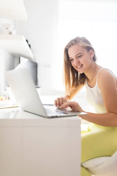 Adolescente cloutage pour l'école, faire des devoirs — Photo