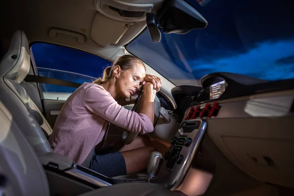 Ung kvinnlig förare vid ratten i sin bil, Super trött — Stockfoto