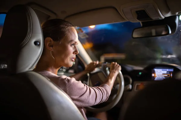 Młoda kobieta kierowca jazdy samochodem w nocy — Zdjęcie stockowe