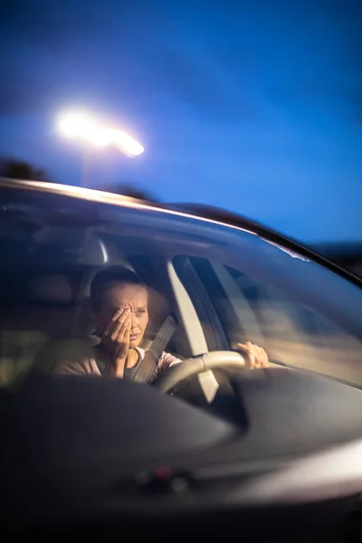 Junge Fahrerin am Steuer ihres Autos, supermüde — Stockfoto