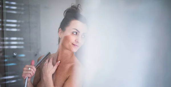 Nő vesz egy hosszú forró zuhany mosás a haját — Stock Fotó