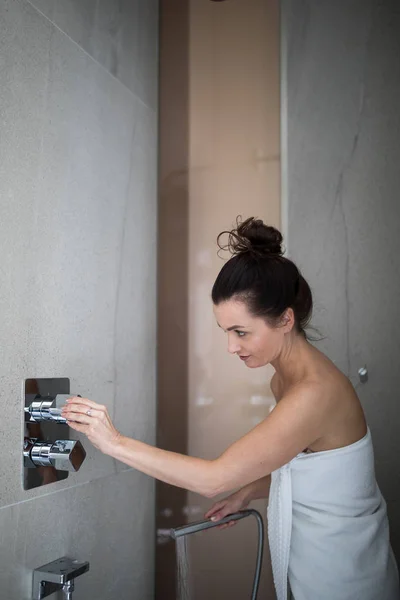 Жінка приймає довгий гарячий душ, миючи волосся — стокове фото