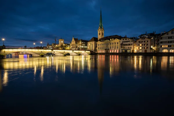 Цюрих, Швейцария - вид на старый город с рекой Лиммат — стоковое фото