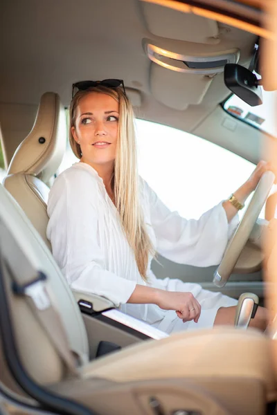 Mujer joven y bonita conduciendo un coche-Invitación a viajar —  Fotos de Stock