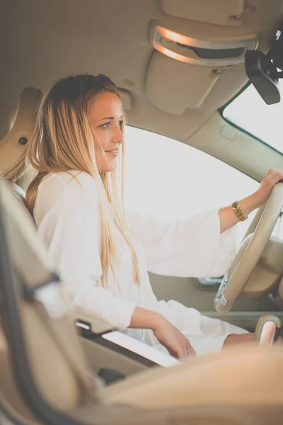 Mujer joven y bonita conduciendo un coche-Invitación a viajar —  Fotos de Stock