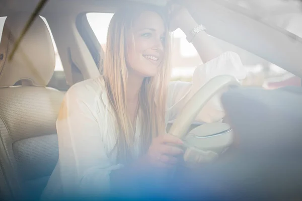 Söt, ung kvinna som kör bil-inbjudan att resa — Stockfoto