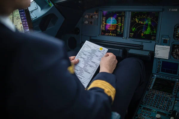 A mão do piloto a acelerar no acelerador — Fotografia de Stock