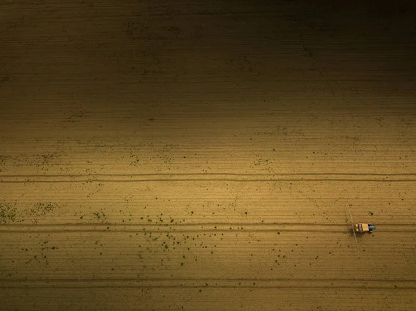 Tractor rociando cultivos en el campo, vista aérea desde el dron pov — Foto de Stock