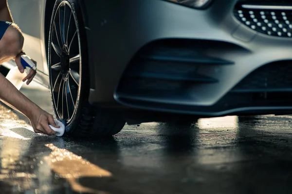 Auto in een carwash-gloednieuwe auto eigenaar detaillering zijn mooie whe — Stockfoto