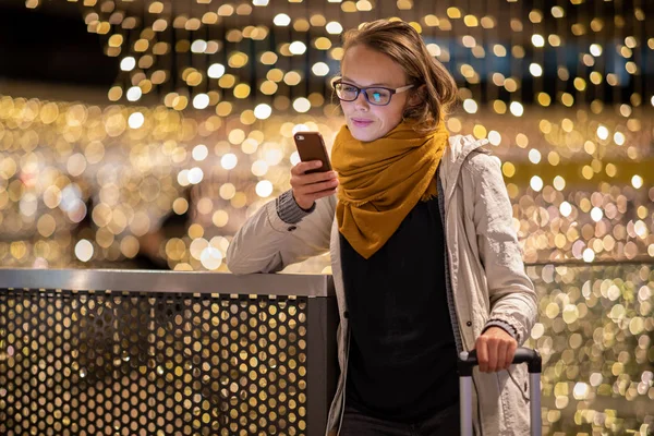Красивая молодая женщина использует свой смартфон в центре шиппонга — стоковое фото