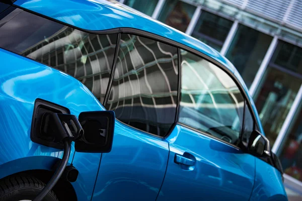 Fuente de alimentación para la carga eléctrica del coche —  Fotos de Stock