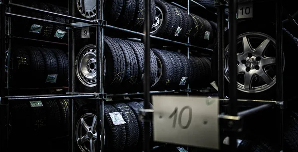 Carro em garagem para manutenção, troca de óleo / pneu — Fotografia de Stock