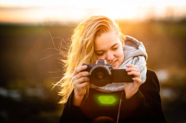 Fotoğraf çekmek onu dslr kamera ile sevimli kadın fotoğrafçı