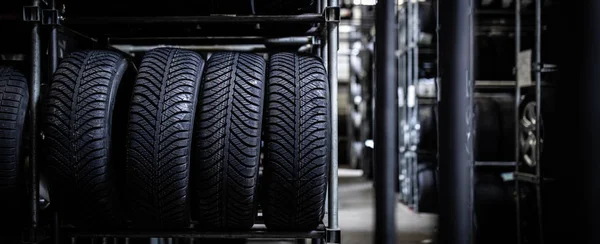 Reifen in einer Garage gelagert — Stockfoto