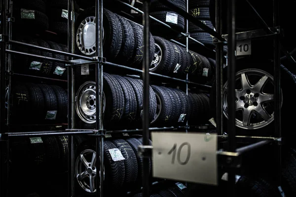 Banden die in een garage worden opgeslagen — Stockfoto