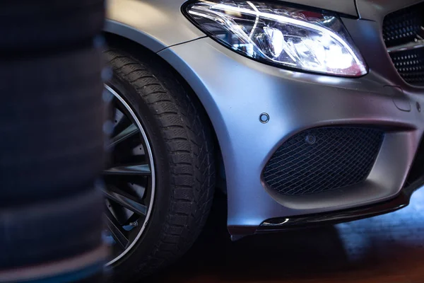 Auto in een garage voor onderhoud, olie/banden wisseling — Stockfoto