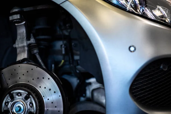 メンテナンス、オイル/タイヤ交換のためのガレージ内の車 — ストック写真