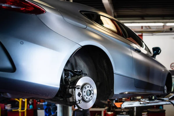 Auto in een garage voor onderhoud, olie/banden wisseling — Stockfoto