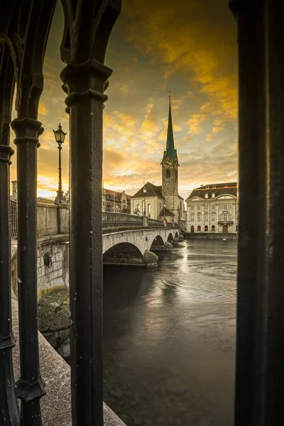 Zurych, Szwajcaria - widok na stare miasto z rzeką Limmat — Zdjęcie stockowe