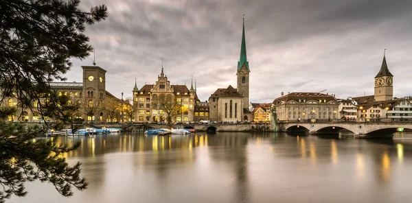 Zurych, Szwajcaria - widok na stare miasto z rzeką Limmat — Zdjęcie stockowe