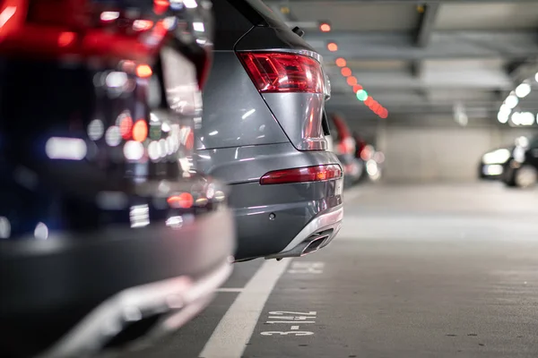 Підземний гараж або сучасна парковка з великою кількістю транспортних засобів , — стокове фото
