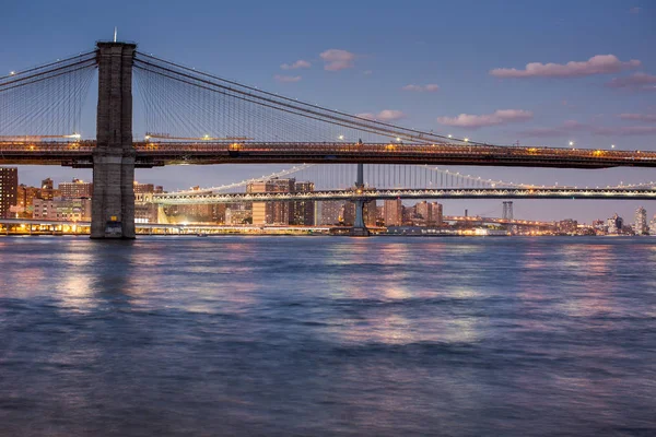 New York Şehri, Manhattan. Brooklyn Köprüsü ile şehir merkezi. — Stok fotoğraf