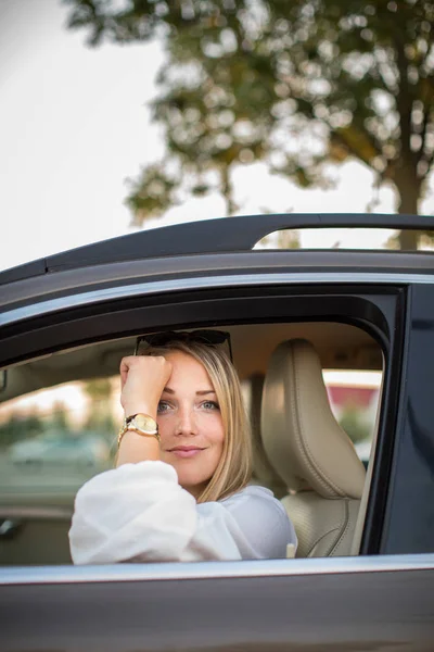 Красивая молодая женщина за рулем машины — стоковое фото